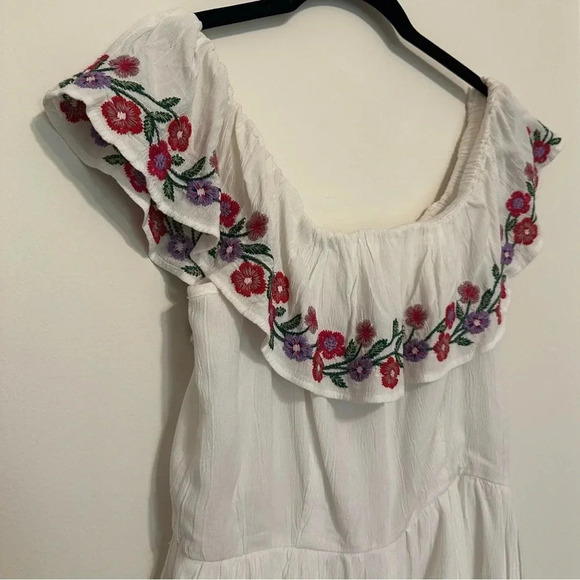 American Eagle White Romper with Floral Embroidery Size 8 - Picture 4 of 14